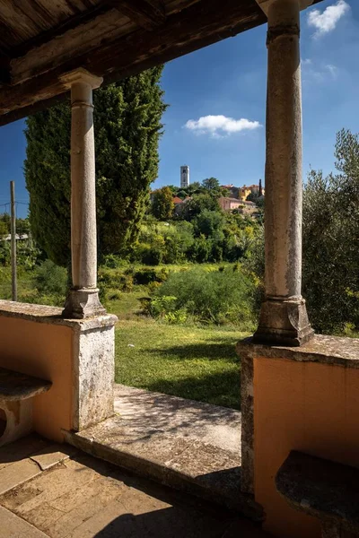 小さな教会のしきい値から見られる小さなイタリアの町Oprtalj — ストック写真