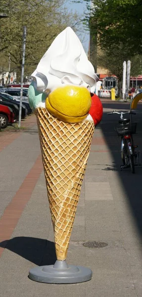 Disparo Vertical Una Gran Estatua Helado Calle — Foto de Stock