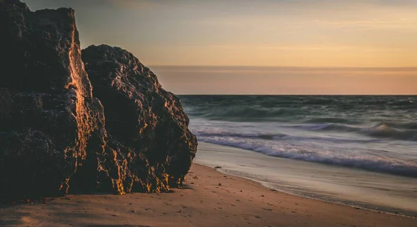 Пляж Окруженный Скалами Волнистым Морем Солнечным Светом Время Заката Вечером — стоковое фото