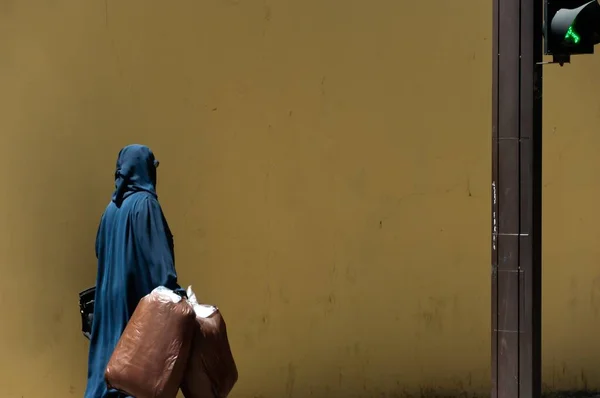 Kobieta Niebieskim Hidżabie Chodząca Ulicy Torbami — Zdjęcie stockowe