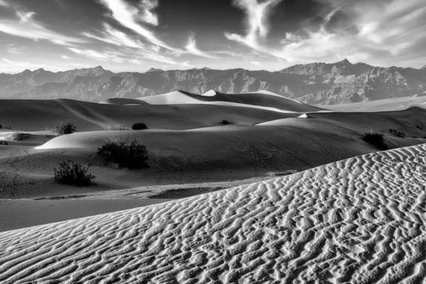 Grayscale Záběr Krásné Krajiny Mesquite Flats Sand Dunes Údolí Smrti — Stock fotografie