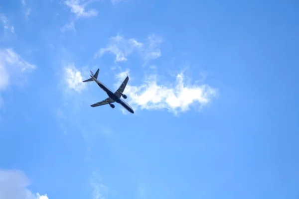 Único Avião Voando Céu Azul — Fotografia de Stock