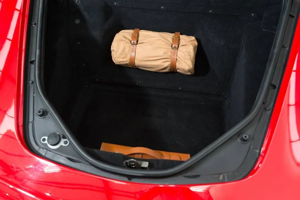 Высокоугольный Снимок Багажника Современного Роскошного Автомобиля Огнями — стоковое фото
