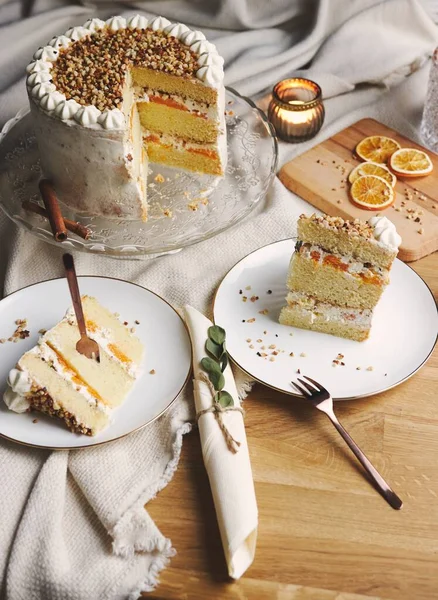 Een Close Van Stukjes Witte Heerlijke Kerstcake Met Noten Mandarijn — Stockfoto