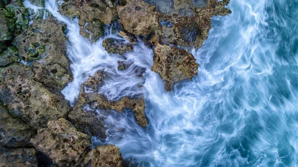 Μια Εναέρια Βολή Βράχων Που Περιβάλλονται Από Την Κυματιστή Θάλασσα — Φωτογραφία Αρχείου