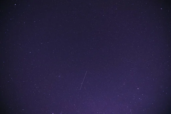 번쏘아 밤하늘 배경에 맞는다 — 스톡 사진