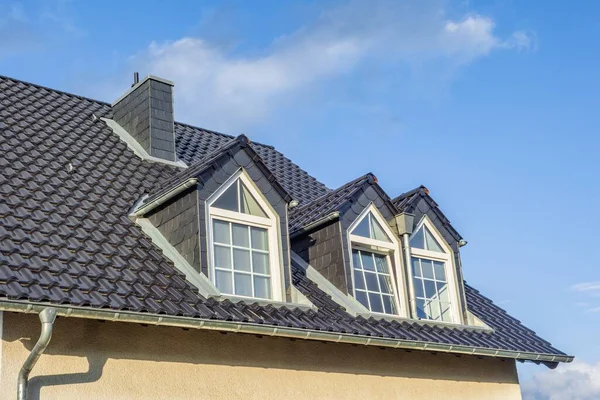 Dakkapellen Het Grijze Leistenen Dak Met Lucht Achtergrond — Stockfoto