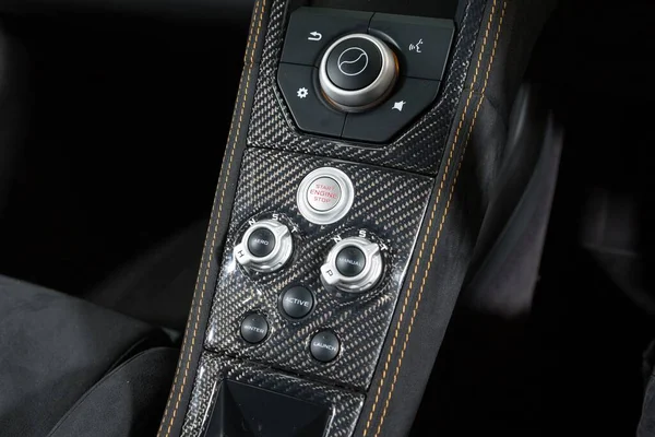 一辆内饰黑色的豪华轿车的控制面板细节 — 图库照片