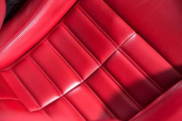 Zbliżenie Ujęcie Czerwonego Skórzanego Fotela Detale Nowoczesnym Luksusowym Samochodzie — Zdjęcie stockowe