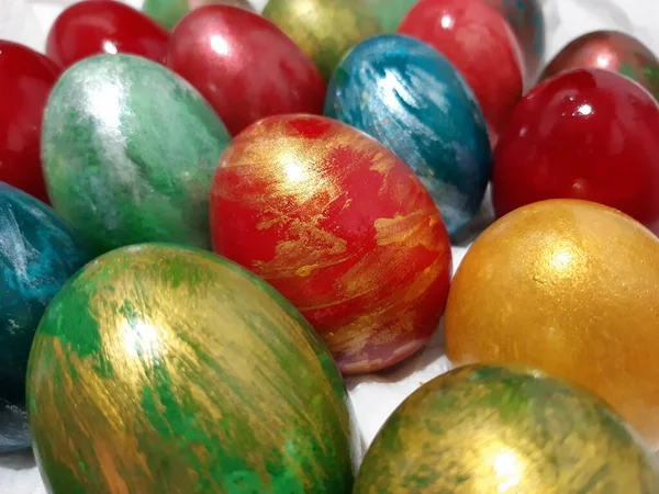 Beyaz Kumaş Üzerinde Renkli Paskalya Yumurtalarının Yüksek Açılı Yakın Çekimi — Stok fotoğraf