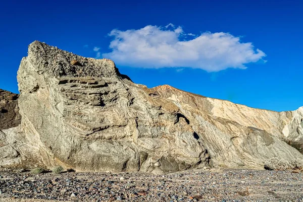 加利福尼亚死亡谷的中平坦沙丘中的岩石 — 图库照片