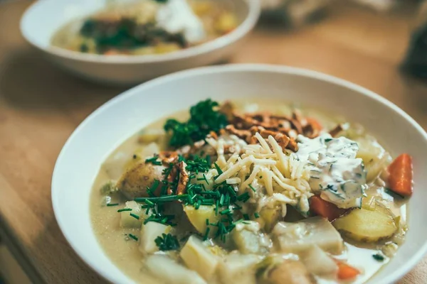 Uitzicht Verrukkelijke Gerechten Geserveerd Een Witte Plaat Een Houten Tafel — Stockfoto