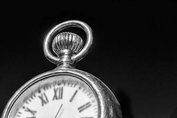 Siyah Arka Planı Olan Eski Bir Cep Saatinin Gri Ölçekli — Stok fotoğraf