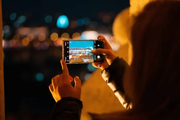 Foco Raso Tiro Mulheres Tirando Fotos Cidade Com Seu Celular — Fotografia de Stock