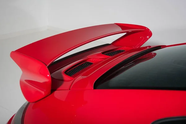 白い部屋に赤いスポーツカーのスポイラー — ストック写真