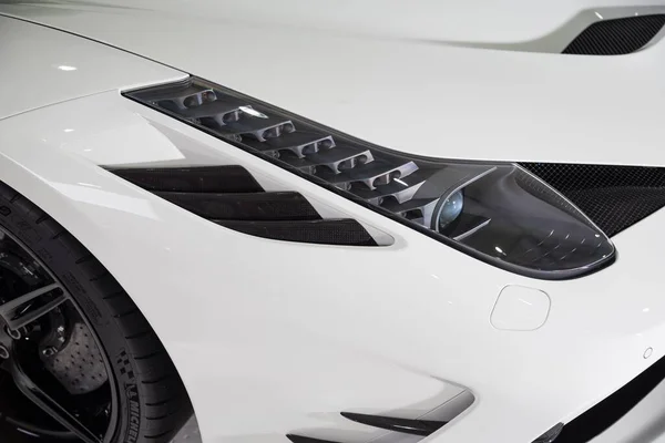 Zbliżenie Reflektora Białego Nowoczesnego Samochodu Sportowego Pod Światłami — Zdjęcie stockowe
