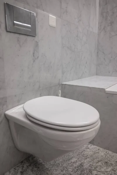 Tiro Vertical Banheiro Branco Limpo Com Paredes Pedra Banheiro — Fotografia de Stock