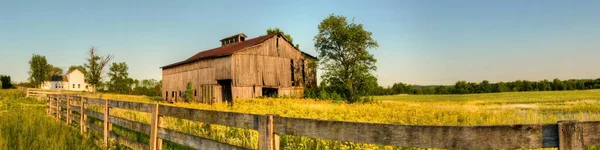 Bellissimo Panorama Soleggiato Una Vecchia Fattoria Legno Campo Pieno Fiori — Foto Stock