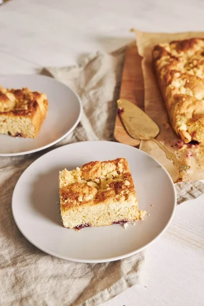 Una Toma Alto Ángulo Pedazo Delicioso Pastel Jerry Crumble Sheet — Foto de Stock