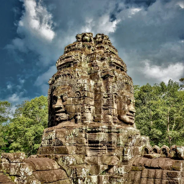 Historické Sochy Angkor Thom Siem Reap Kambodža Pod Zataženou Oblohou — Stock fotografie