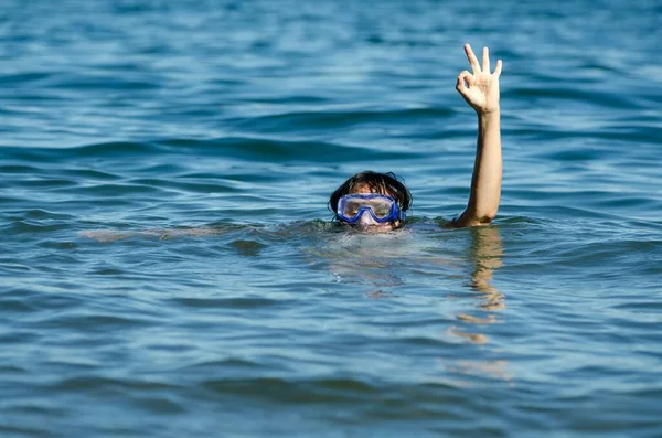 Beautiful View Female Swimming Lake Only Her Head One Arm — Stockfoto