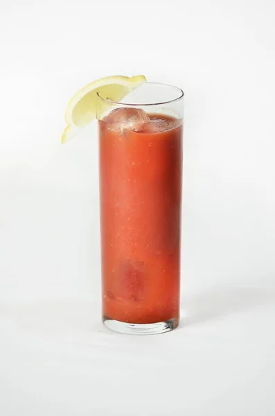 Eine Vertikale Aufnahme Eines Bloody Mary Cocktails Mit Einem Zitronenkeil — Stockfoto