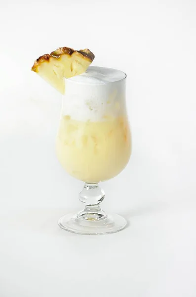 Eine Vertikale Aufnahme Eines Erfrischenden Ananas Cocktails Einem Glas Auf — Stockfoto