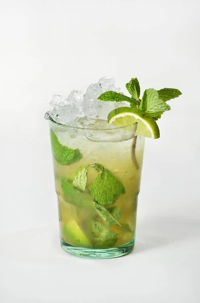 Eine Vertikale Aufnahme Eines Erfrischenden Mojito Cocktails Einem Glas Mit — Stockfoto