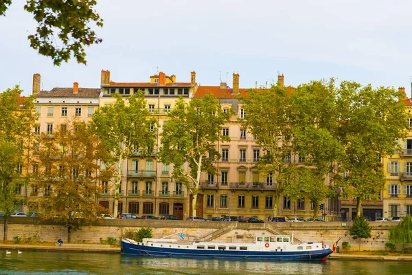 Dijon Fransa Nehir Kıyısında Bir Tekne — Stok fotoğraf