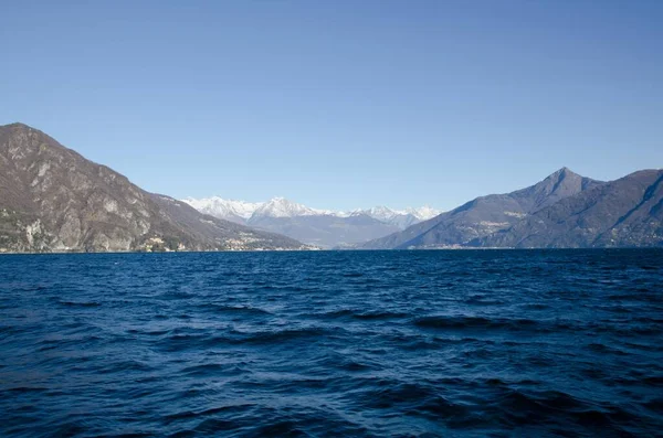 Живописное Озеро Горами Фоне Голубого Неба — стоковое фото
