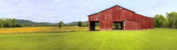 Hermoso Panorama Soleado Una Antigua Granja Roja Campo Verde Junto —  Fotos de Stock