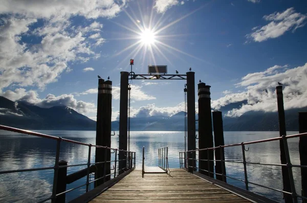 Puerto Lago Mayor Alpino Con Montañas Rayos Sol Ascona Suiza — Foto de Stock