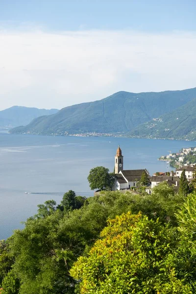 Kyrkan Ronco Sopra Ascona Alpine Lake Maggiore Med Berg Ticino — Stockfoto