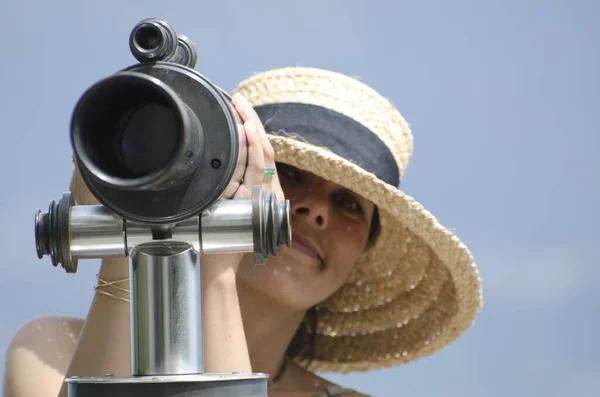 Una Femmina Con Cappello Paglia Che Guarda Con Telescopio — Foto Stock