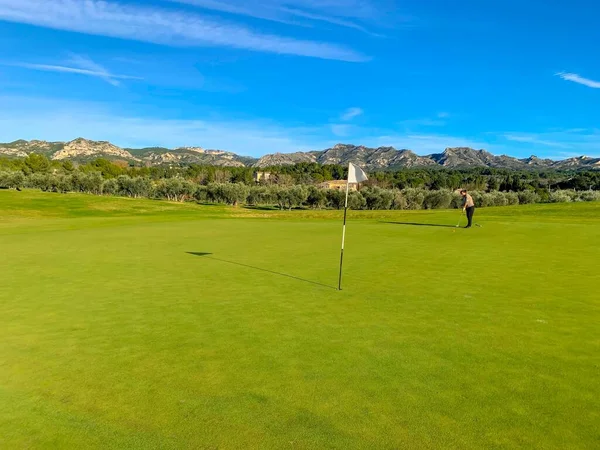 Grande Ângulo Tiro Uma Pessoa Campo Golfe — Fotografia de Stock