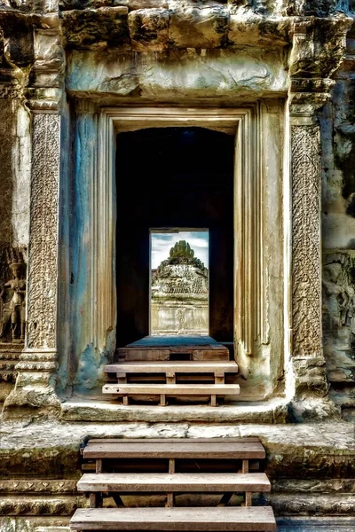 Siem Reap Kamboçya Daki Tarihi Angkor Wat Tapınağının Girişinin Dikey — Stok fotoğraf