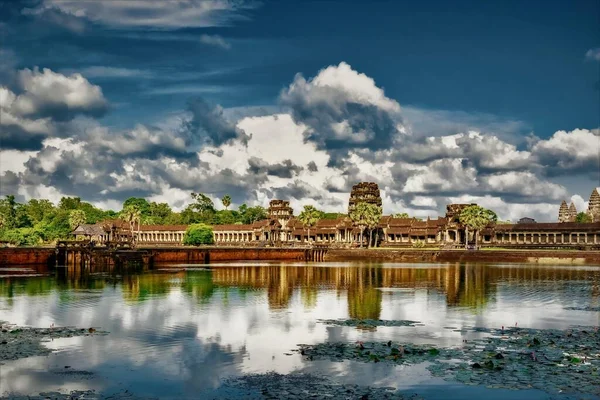 湖面上的云彩和背景中的柬埔寨吴哥窟 — 图库照片