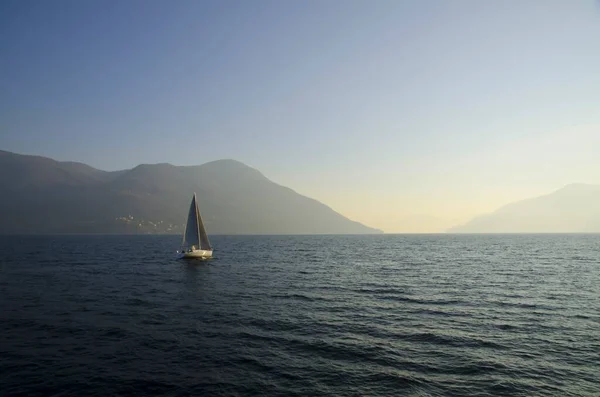 Pequeno Barco Vela Lago Com Pôr Sol Fundo — Fotografia de Stock