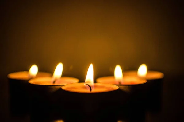 Eine Nahaufnahme Brennender Kerzen Auf Verschwommenem Hintergrund — Stockfoto