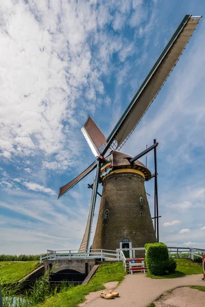 Kinderdijk Niderlandy Czerwiec 2019 Wiatrak Kinderdijk Holandia Błękitne Niebo Ładnymi — Zdjęcie stockowe