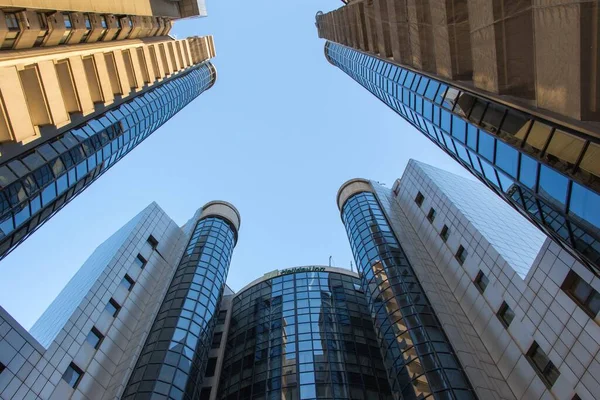 Tiro Ângulo Baixo Edifícios Edifício Alto Abaixo Céu Azul Claro — Fotografia de Stock