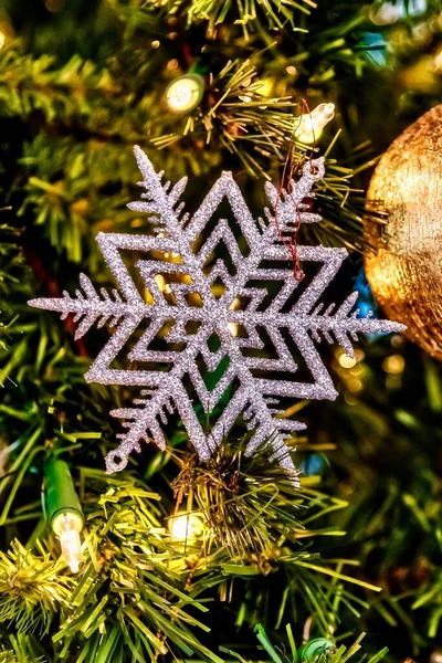Belo Close Floco Neve Branco Outras Decorações Uma Árvore Natal — Fotografia de Stock