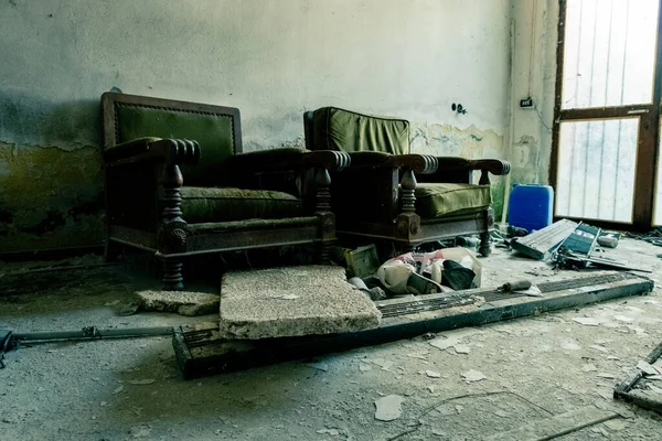 Interior Uma Casa Abandonada Com Sofás Madeira Itens Descartados — Fotografia de Stock