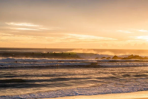 Een Prachtig Shot Van Mensen Die Surfen Santa Monica Beach — Stockfoto