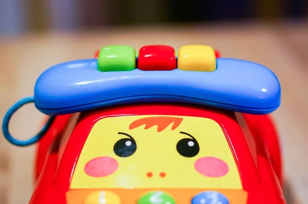 Close Telefone Brinquedo Colorido Sob Luzes Com Fundo Embaçado — Fotografia de Stock