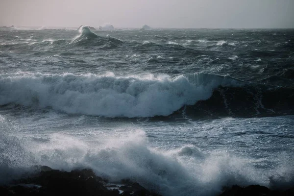 Uma Bela Paisagem Ondas Mar Batendo Sobre Formações Rochosas — Fotografia de Stock