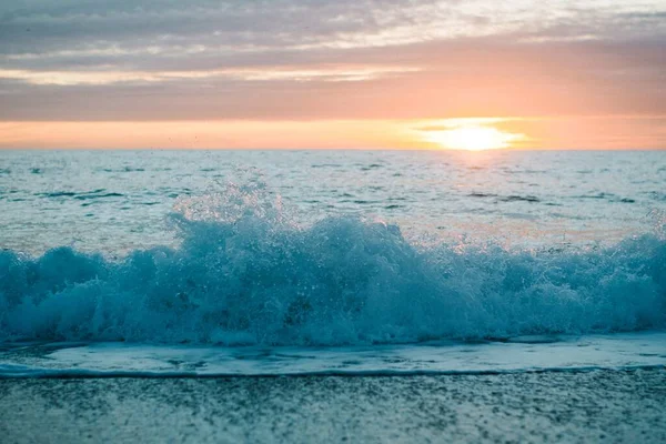 Uma Bela Paisagem Pôr Sol Refletindo Sobre Mar Com Ondas — Fotografia de Stock