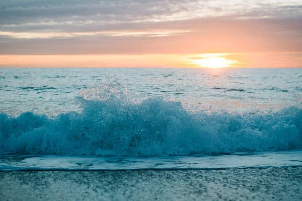 Uno Splendido Scenario Tramonto Che Riflette Sul Mare Con Onde — Foto Stock