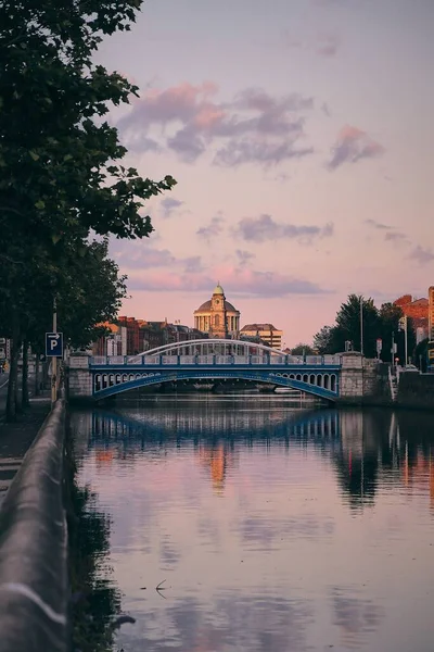 Liffey Nehrinin Gün Batımı Görüntüsü Köprüyle Birlikte Yakalandı — Stok fotoğraf