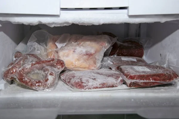 Крупный План Замороженных Пакетов Мяса Морозильной Камере Огнями Концепция Продуктов — стоковое фото